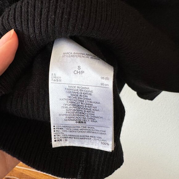 Banana Republic Merino Wool V Neck Sweater - Picture 3 of 4